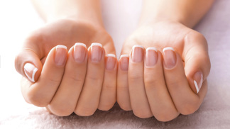 Za roztřepenými nehty stojí mnohem více, než jen nedostatek vápníku, shodli se experti.