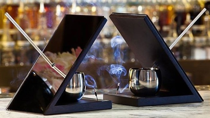 Tvůj pokoj, nebo můj? Tak se jmenuje jeden z drinků „surreálního menu“, který dostanete v podniku Artesian Bar.