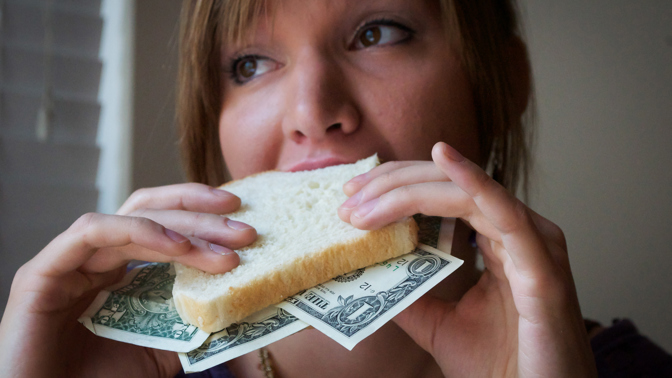Bankovky namísto listů salátu si obrazně nemůže dovolit každý. Našli jsme skuliny, díky kterým ušetříte tisíce.