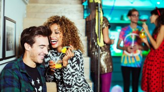 1. Motivuje ho svou přítomností tak, že chce být lepší. Díky ní má sílu otevřít staré nedorozumění a jednou provždy si s kamarádem odpustit. Koupí před návštěvou své matce květinu, ačkoliv by to jeho mozek dřív nevymyslel. Že se věci nějak rozhýbaly? Pro muže signál k zamyšlení. Možná za to může láska…