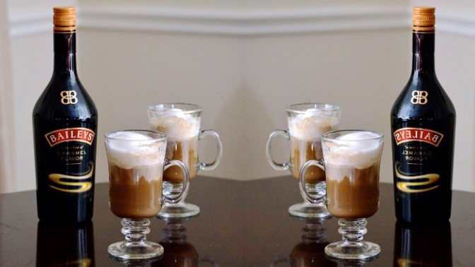 Na zimu se musí horkem. Těchto 7 kávových drinků je ohněm ve sklenici!