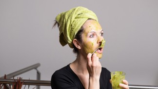 14. Namažte si ho na obličej. Avokádo se řadí mezi superpotraviny díky svému nutričnímu bohatství. To prospěje i vaší pleti. Tak se nezdráhejte proměnit na chvilku ve vodnici… a těšte se z vyhlazené, hydratované a zářivé pleti!