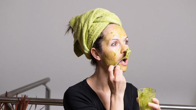 14. Namažte si ho na obličej. Avokádo se řadí mezi superpotraviny díky svému nutričnímu bohatství. To prospěje i vaší pleti. Tak se nezdráhejte proměnit na chvilku ve vodnici… a těšte se z vyhlazené, hydratované a zářivé pleti!