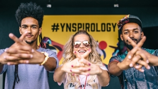 Zakladatel festivalu Yemi A.D. Na akci vystoupila i Dara Rolins.