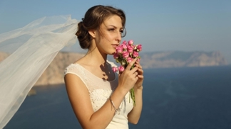 Nevhodně zvolený účes může „pohřbít“ i sebekrásnější svatební šaty. Víte, který pasuje k těm vašim?