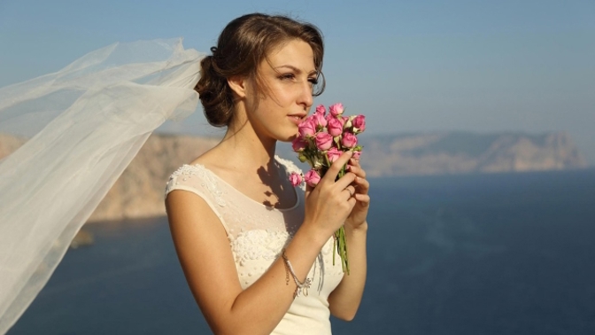 Nevhodně zvolený účes může „pohřbít“ i sebekrásnější svatební šaty. Víte, který pasuje k těm vašim?