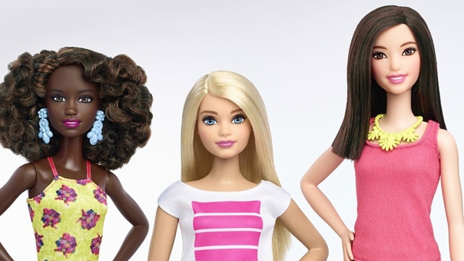 Černá, bílá, žlutá. Panenka Barbie nyní zastupuje všechny dominantní lidské rasy.