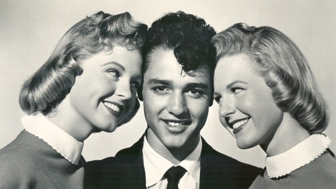 Budou se vám líbit stejné typy. Ale okolí vám stejně bude cpát kluky-dvojčata.