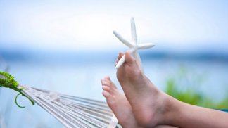 1. Je to v suchu! Na vlhká chodidla si mnou ruce plísně. Brr! Také jste se při té představě otřepali? Pak udržujte chodidla v suchu. Volte obuv vyrobenou z přírodních materiálů (aby pokožka mohla dýchat), otírejte po koupeli chodidla řádně dosucha a nenoste stejnou obuv několik dní v řadě.