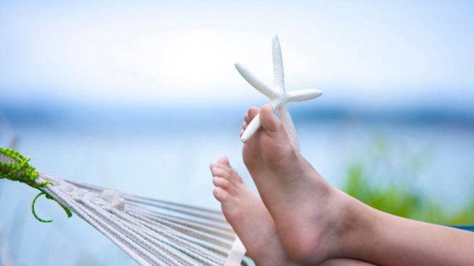 1. Je to v suchu! Na vlhká chodidla si mnou ruce plísně. Brr! Také jste se při té představě otřepali? Pak udržujte chodidla v suchu. Volte obuv vyrobenou z přírodních materiálů (aby pokožka mohla dýchat), otírejte po koupeli chodidla řádně dosucha a nenoste stejnou obuv několik dní v řadě.