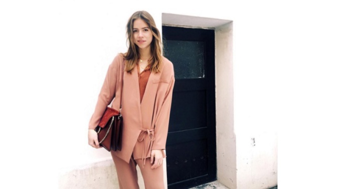 Povolit a vytahat. Košile pro letošní jaro vyznávají uvolněnost.