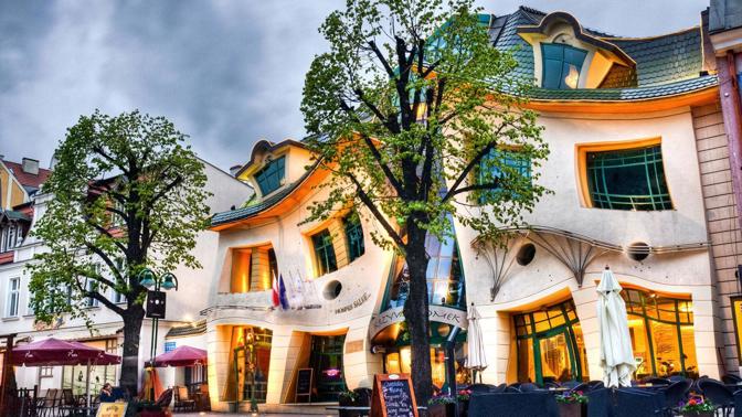 Je tohle ještě realita? Polský Křivý dům vyvolává řadu otázek.