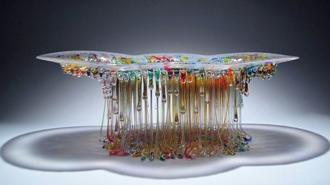 Italské řemeslnici Daniele Forti pomáhá při tvorbě zemská gravitace.