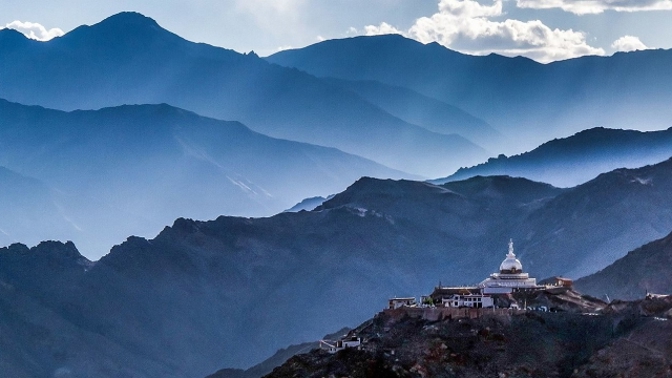 Buddhistickému chrámu u indického města Léh dělají společnost jen himalájské vrcholky.