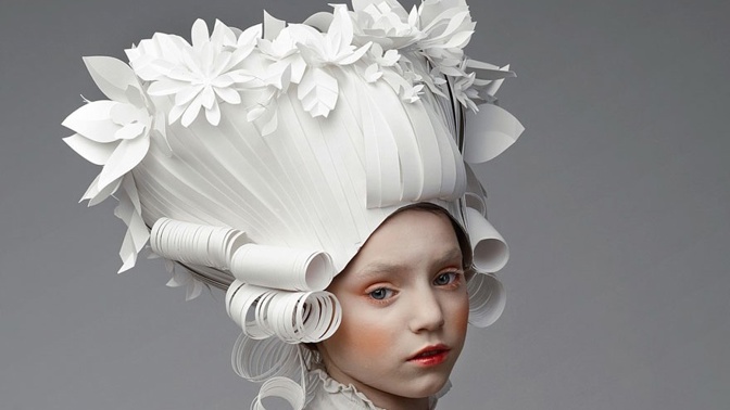 Jak udělat z obyčejného papíru za pár kaček neobyčejné veledílo? Zeptejte se Asyi Koziny.