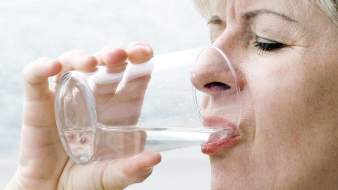 Více než 83 % vzorků pitné vody z různých zemí obsahovalo mikroplasty.