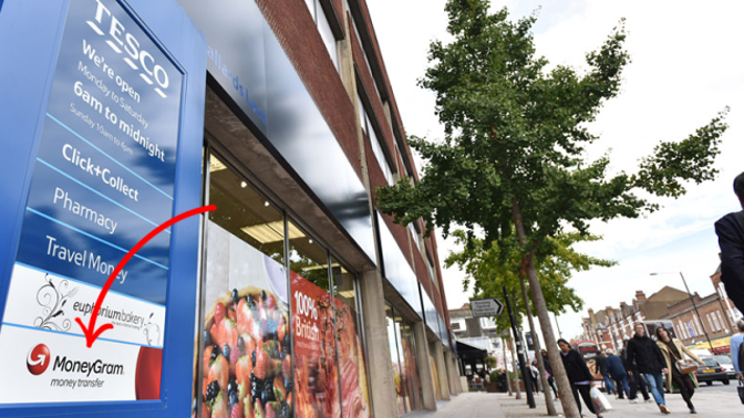 Rodina vyhledá v Tescu pobočku MoneyGram, odevzdá hotovost a vy si ji vyzvednete o pár minut později kdekoliv na světě.