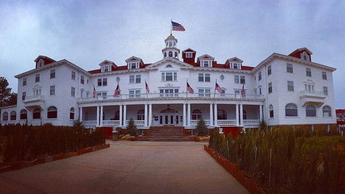Stanley Hotel v americkém Coloradu inspiroval Stephena Kinga při psaní jednoho z nejslavnějšího hororů Osvícení.