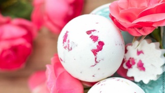 Šumivá bombička s vůní růže a mléka.