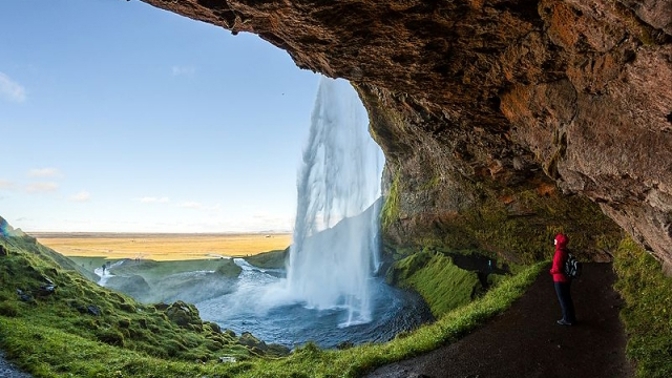 Islandský vodopád Seljalandsfoss je jedním z mála, který můžete pozorovat zezadu.