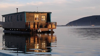 Soukromí a romantika. V hausbótu se nebudete muset potkávat s dalšími ubytovanými turisty.