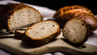 Chleba je před zamrazením třeba nakrájet. Jinak budete čekat i přes hodinu.