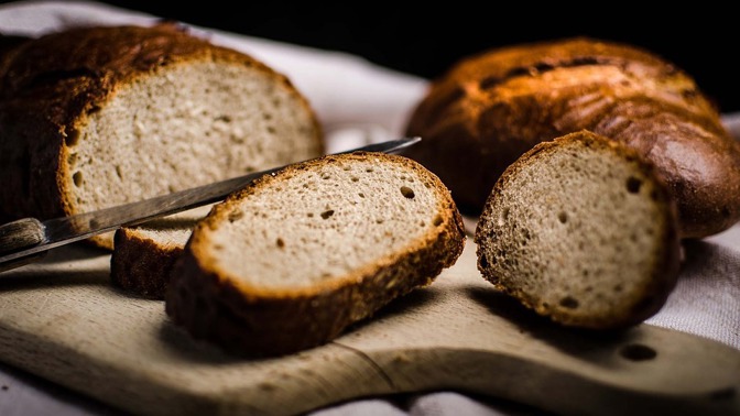 Chleba je před zamrazením třeba nakrájet. Jinak budete čekat i přes hodinu.