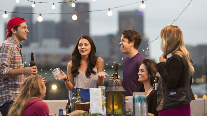 Proč se pro upoutání pozornosti držet poblíž stolů s občerstvením? Zjistěte to mezi řádky níže!