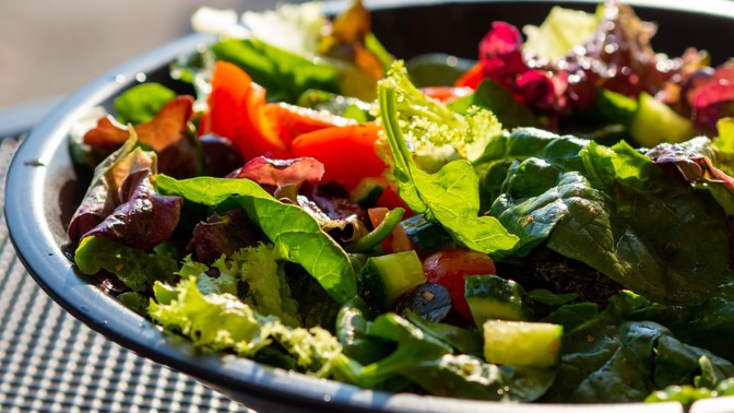 3 rychlé dresinky z pár surovin, které ze salátu udělají skutečný skvost