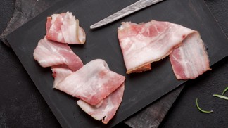 Křupavá slanina na sladko. Polijte ji čokoládou, zkaramelizujte nebo namažte na chleba