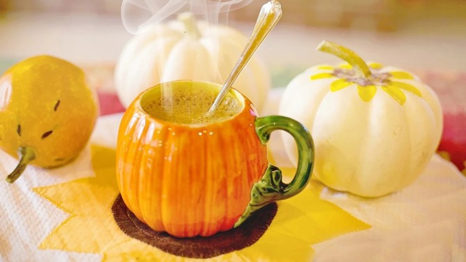 Horké dýňové latté s vůní vanilky, skořice a hřebíčku pro dny, jako je tento