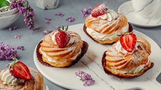 Poctivé recepty na kremrole, koňakové špičky a věnečky, po nichž jsme se mohli jako malí utlouct