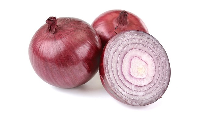 Jak nakrájet cibuli bez prolitých slz? Strčte si do pusy ledovou kostku