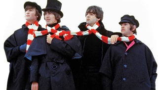 Pláště, které na sobě měli George Harrison a Ringo Starr, se vydražily za 115 tisíc liber (téměř 3,8 milionu korun)