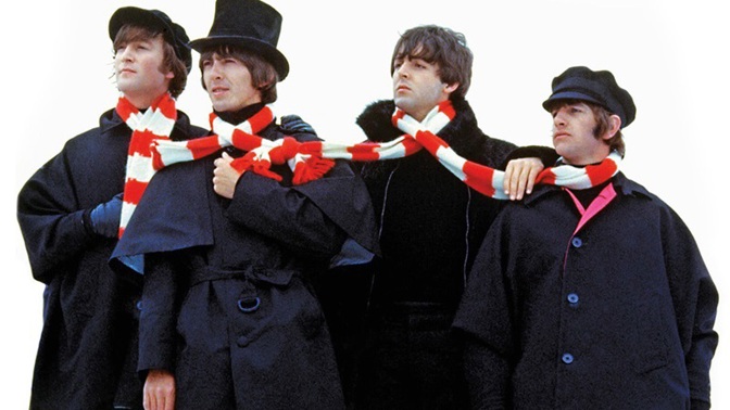 Pláště, které na sobě měli George Harrison a Ringo Starr, se vydražily za 115 tisíc liber (téměř 3,8 milionu korun)