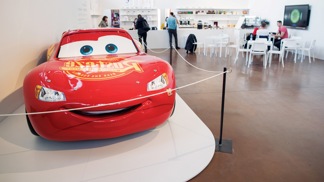 Kdo by neznal ambiciózní závodní auto Blesk McQueen z filmu Auta