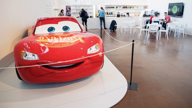 Kdo by neznal ambiciózní závodní auto Blesk McQueen z filmu Auta