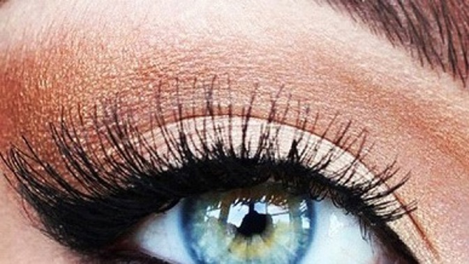 Pokud si vyberete nekvalitní řasy, může vás potkat i alergie.