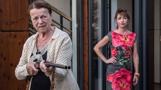 Táňa Vilhelmová si ve filmu zahrála starostku.