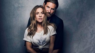 Ve filmu si Lady Gaga zahrála neznámou talentovanou zpěvačku Ally, kterou objeví slavná country hvězda Jackson Maine (Bradley Cooper).