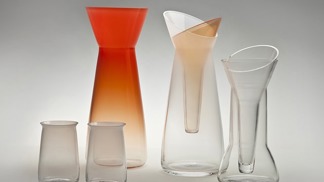 výstavu, která představuje průřez moderním mladým sklářským designem a řemeslným uměním studentů