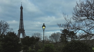 Kvůli rozpínavosti železa se věž za teplého počasí roztahuje a v zimě naopak smršťuje.