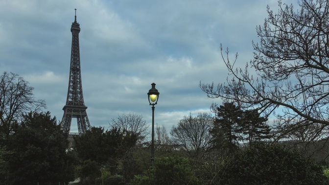 Kvůli rozpínavosti železa se věž za teplého počasí roztahuje a v zimě naopak smršťuje.