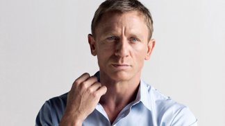 Nepříliš vysoký herec se světlými vlasy, ostrými rysy a lehce zapamatovatelnou charakteristickou tváří rozhodně typickým představitelem slavného Jamese Bonda není.