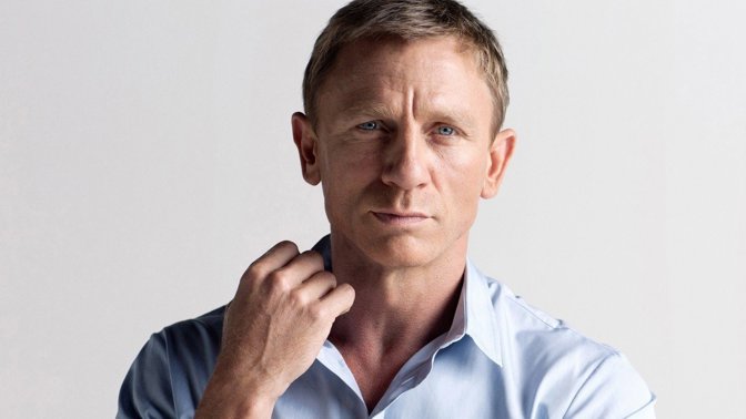 Nepříliš vysoký herec se světlými vlasy, ostrými rysy a lehce zapamatovatelnou charakteristickou tváří rozhodně typickým představitelem slavného Jamese Bonda není.