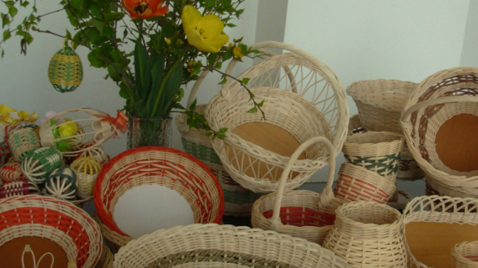 Vyzkoušejte si kromě barvení vajíček či pletení pomlázky třeba i pletení košíků.