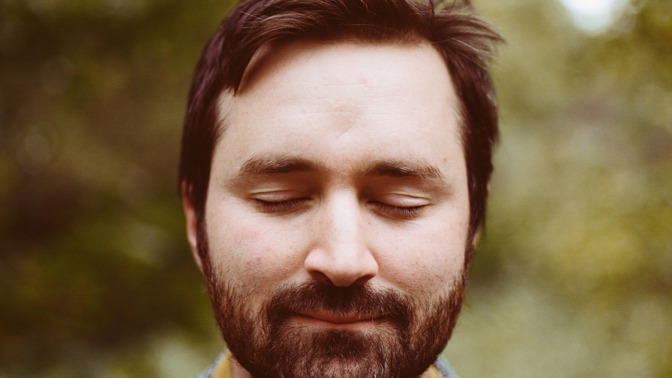 Tom Rosenthal je charismatický zpěvák, který baví.