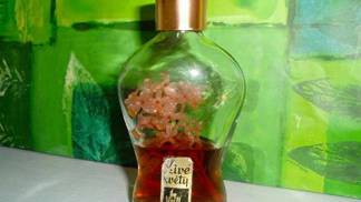 Živé květy spíš zapáchaly, než aby díky nim žena voněla