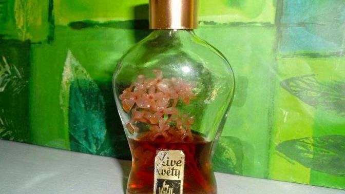 Živé květy spíš zapáchaly, než aby díky nim žena voněla