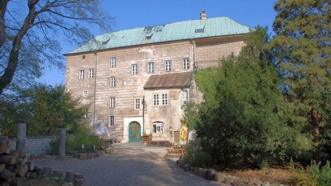 Hrad Houska nepatří mezi největší ani nejkrásnější hrady.